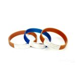 5.0 Pulseira de silicone com acabamento em metal